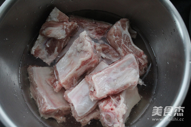 酸菜<a href=/shicai/rouqin/PaiGu/index.html target=_blank><u>排骨</u></a>的做法