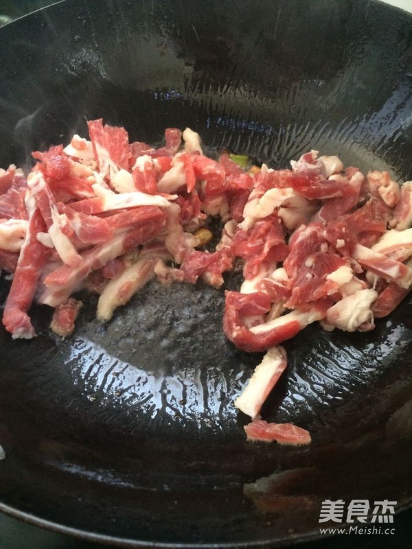 <a href=/shicai/rouqin/YangRou/index.html target=_blank><u>羊肉</u></a>烩火烧的做法