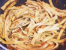 酱焖<a href=/shicai/shucai/HuLuoBo/index.html target=_blank><u>胡<a href=/shicai/shucai/LuoBo/index.html target=_blank><u>萝卜</u></a></u></a>丝<a href=/shicai/mimian/QianZhang/index.html target=_blank><u>千张</u></a>步骤6