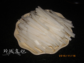  鱼腩焖<a href=/shicai/shucai/LuoBo/index.html target=_blank><u>萝卜</u></a>