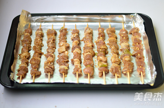烤<a href=/shicai/rouqin/YangRou/index.html target=_blank><u>羊肉</u></a>串的做法