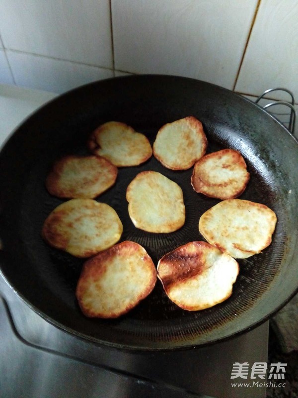 煎<a href=/shicai/shucai/DiGua/index.html target=_blank><u>地瓜</u></a>片的做法