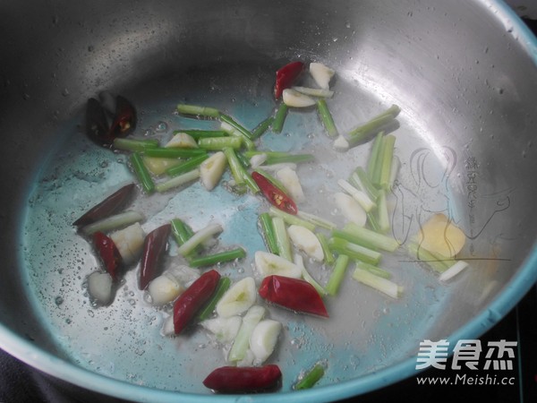 <a href=/shicai/shucai/XiangGu/index.html target=_blank><u>香菇</u></a>焖鸭的做法