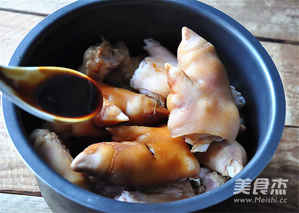 电压力锅版卤<a href=/shicai/rouqin/ZhuTi/index.html target=_blank><u>猪蹄</u></a>的做法