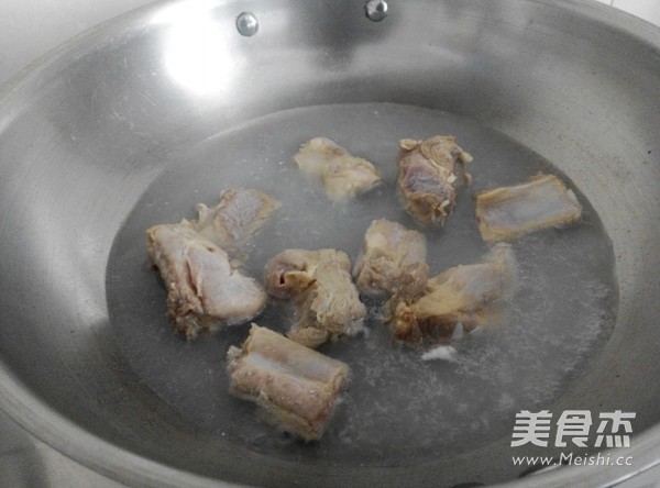 蜜汁<a href=/shicai/rouqin/PaiGu/index.html target=_blank><u>排骨</u></a>的做法