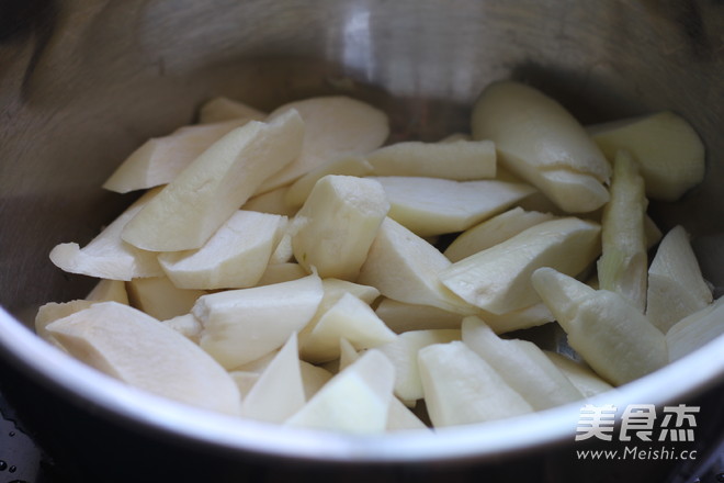 油焖<a href=/shicai/shucai/JiaoBai/index.html target=_blank><u>茭白</u></a>的做法