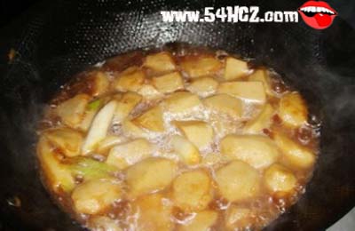 红烧<a href=/shicai/shucai/YuTou/index.html target=_blank><u>芋头</u></a>的做法5