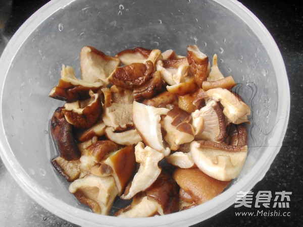 <a href=/shicai/shucai/XiangGu/index.html target=_blank><u>香菇</u></a>焖鸭的做法