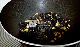 <a href=/shicai/diaoweipin/DouChi/index.html target=_blank><u>豆豉</u></a>炒<a href=/shicai/rouqin/LaRou/index.html target=_blank><u>腊肉</u></a>丁