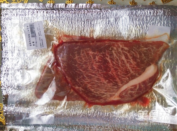 #圣诞节#黑椒<a href=/shicai/rouqin/NiuPai/index.html target=_blank><u>牛排</u></a>的做法