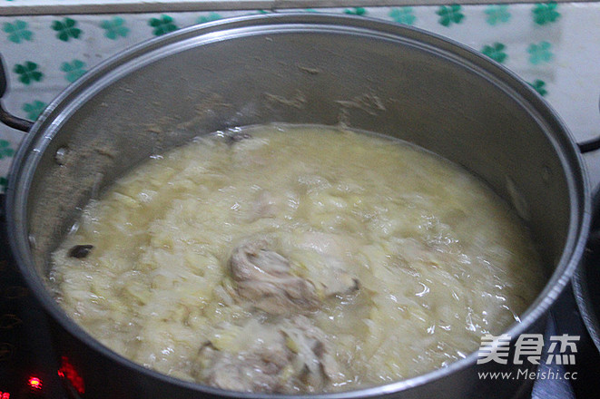 酸菜<a href=/shicai/rouqin/PaiGu/index.html target=_blank><u>排骨</u></a>的做法