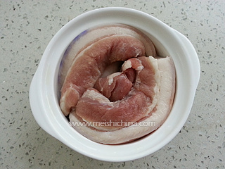 <a href=/shicai/rouqin/WuHuaRou/index.html target=_blank><u>五花肉</u></a>烧<a href=/shicai/shucai/ChunSun/index.html target=_blank><u>春笋</u></a>