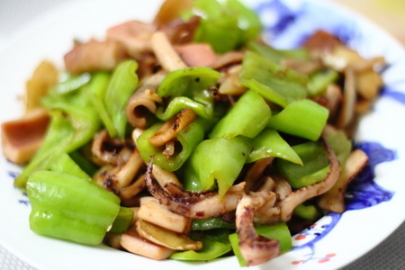 家常风味<a href=/shicai/shucai/QingJiao/index.html target=_blank><u>青椒</u></a>炒<a href=/shicai/shuichanpin/YouYu/index.html target=_blank><u>鱿鱼</u></a>