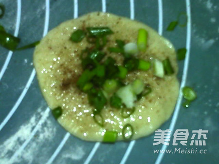 椒盐葱香<a href=/shicai/shucai/MeiGuiHua/index.html target=_blank><u>玫瑰花</u></a>卷的做法