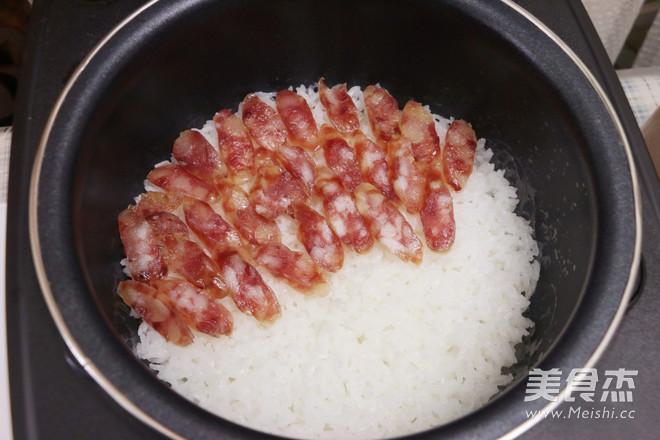 广式腊肠煲仔饭的做法
