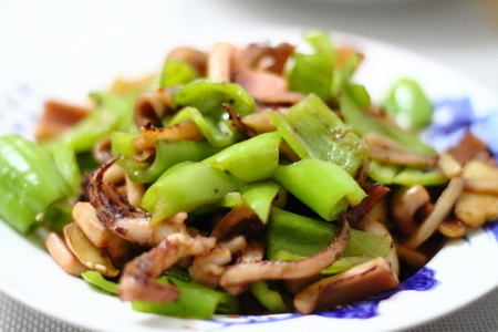 家常风味<a href=/shicai/shucai/QingJiao/index.html target=_blank><u>青椒</u></a>炒<a href=/shicai/shuichanpin/YouYu/index.html target=_blank><u>鱿鱼</u></a>的做法