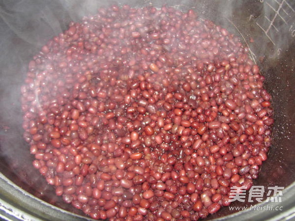 自制蜜<a href=/shicai/mimian/HongDou/index.html target=_blank><u>红豆</u></a>的做法