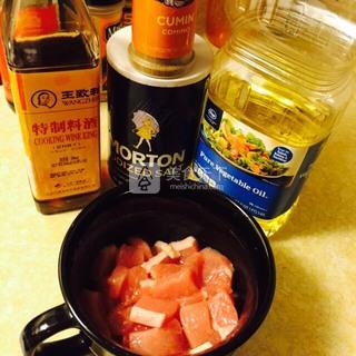 <a href=/shicai/rouqin/ZhuRou/index.html target=_blank><u>猪肉</u></a>片焖<a href=/shicai/shucai/TuDou/index.html target=_blank><u>土豆</u></a>