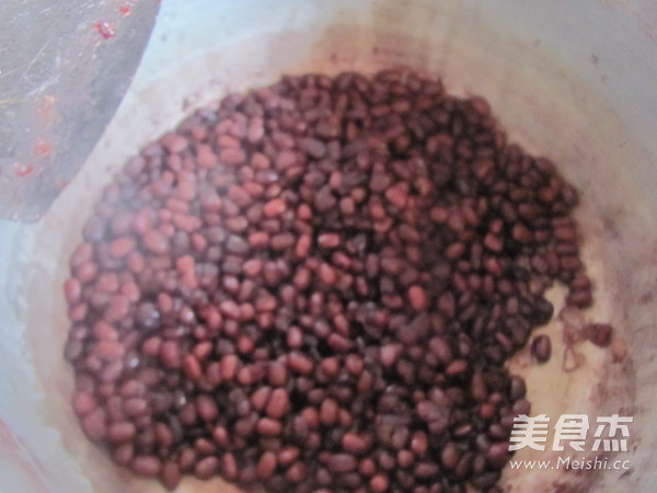 自制蜜<a href=/shicai/mimian/HongDou/index.html target=_blank><u>红豆</u></a>的做法