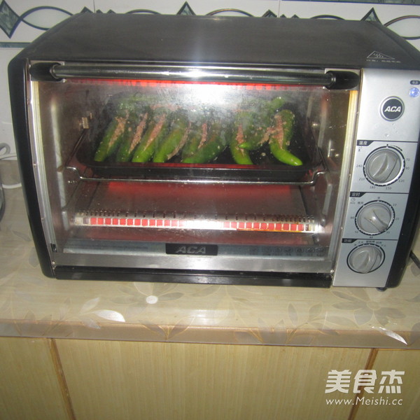 加锅<a href=/shicai/shucai/LaJiao/index.html target=_blank><u>辣椒</u></a>酿肉的做法