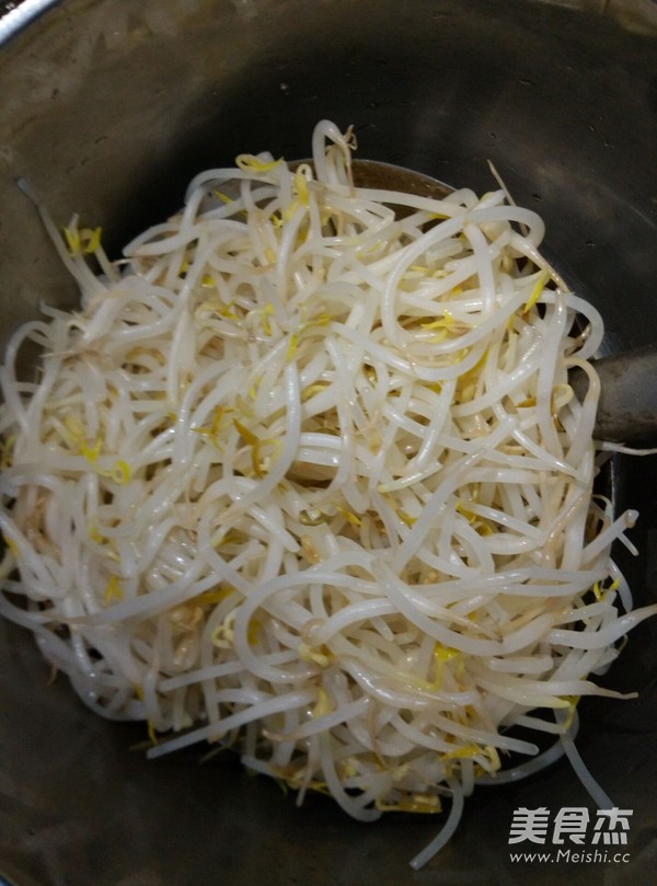 家常版炒<a href=/shicai/mimian/LvDou/index.html target=_blank><u>绿豆</u></a>芽的做法