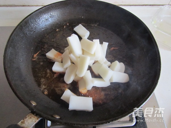 年年高---鲜虾炒<a href=/shicai/mimian/NianGao/index.html target=_blank><u>年糕</u></a>的做法