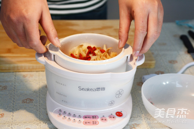 <a href=/shicai/shucai/BaiHe/index.html target=_blank><u>百合</u></a>炖雪<a href=/shicai/guopin/Li/index.html target=_blank><u>梨</u></a>的做法