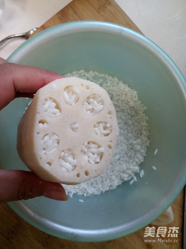 冰糖<a href=/shicai/mimian/NuoMi/index.html target=_blank><u>糯米</u></a><a href=/shicai/shucai/Ou/index.html target=_blank><u>藕</u></a>的做法