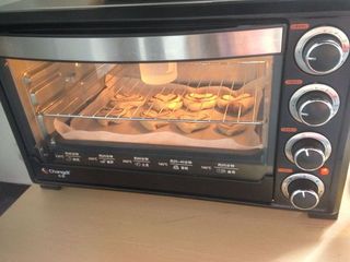 花式心形<a href=/shicai/mimian/MianBao/index.html target=_blank><u>面包</u></a>