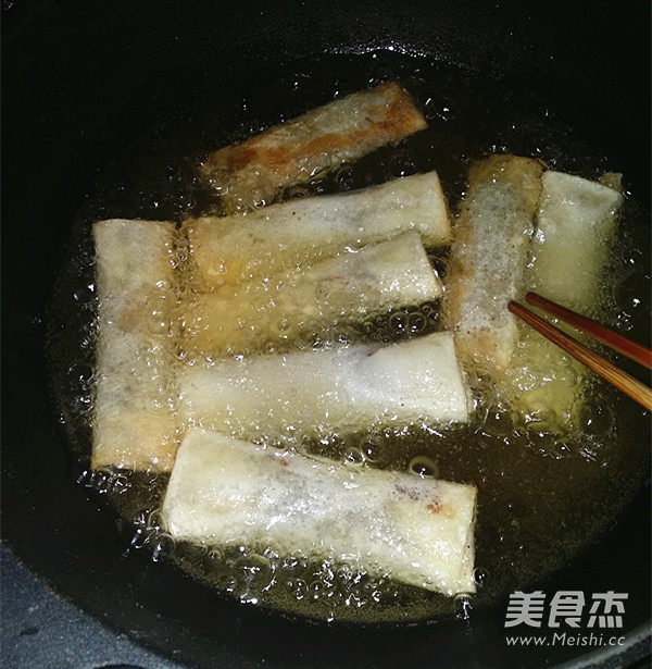 <a href=/shicai/mimian/HongDou/index.html target=_blank><u>红豆</u></a>沙春卷的做法