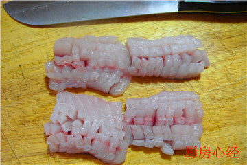 <a href=/shicai/shucai/JuHua/index.html target=_blank><u>菊花</u></a>鱼步骤6