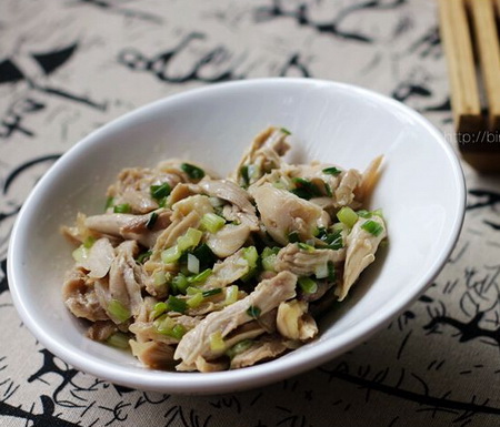 <a href=/shicai/diaoweipin/CongYou/index.html target=_blank><u>葱油</u></a>手撕<a href=/shicai/rouqin/JiTui/index.html target=_blank><u>鸡腿</u></a>肉的做法