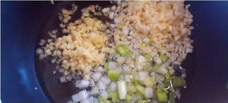 剁<a href=/shicai/shucai/LaJiao/index.html target=_blank><u>辣椒</u></a>蒸鸡剁步骤4