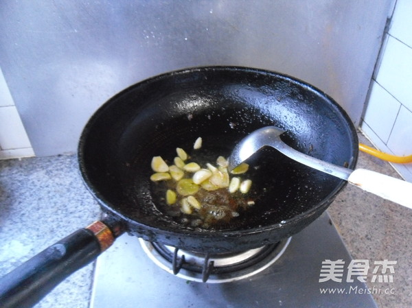 <a href=/shicai/shucai/YangCong/index.html target=_blank><u>洋葱</u></a>炒羊肝的做法