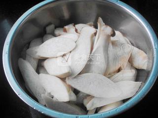 干煸<a href=/shicai/rouqin/LaRou/index.html target=_blank><u>腊肉</u></a><a href=/shicai/guopin/Xing/index.html target=_blank><u>杏</u></a>鲍菇