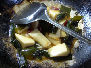 <a href=/shicai/shuichanpin/HaiDai/index.html target=_blank><u>海带</u></a>结煮<a href=/shicai/mimian/NianGao/index.html target=_blank><u>年糕</u></a>