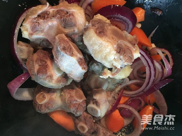 法式红酒煨<a href=/shicai/rouqin/NiuWei/index.html target=_blank><u>牛尾</u></a>的做法