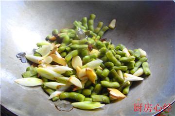 <a href=/shicai/shucai/MaoDou/index.html target=_blank><u>毛豆</u></a>烹<a href=/shicai/shuichanpin/CaoXia/index.html target=_blank><u>草虾</u></a>步骤8