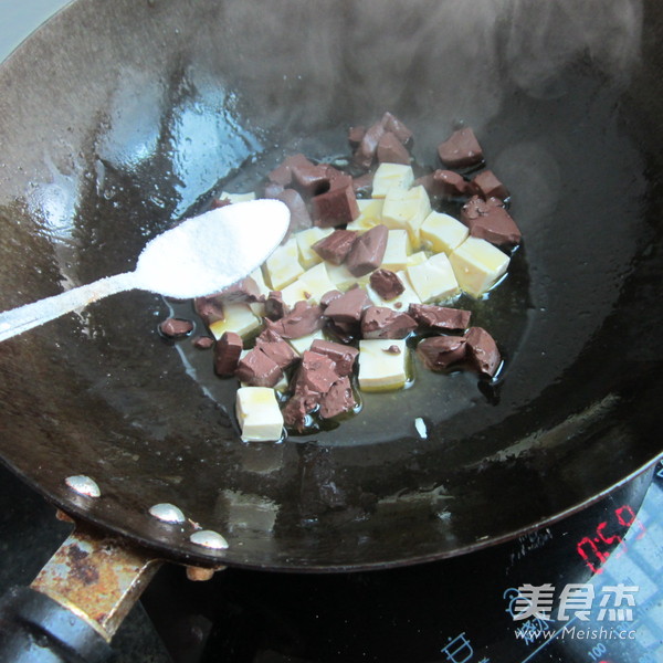 <a href=/shicai/shucai/XiQin/index.html target=_blank><u>西芹</u></a><a href=/shicai/rouqin/zhuXue/index.html target=_blank><u>猪<a href=/shicai/rouqin/Xue/index.html target=_blank><u>血</u></a></u></a><a href=/shicai/mimian/DouFu/index.html target=_blank><u>豆腐</u></a>丁的做法