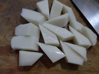 <a href=/shicai/shuichanpin/HaiDai/index.html target=_blank><u>海带</u></a>结煮<a href=/shicai/mimian/NianGao/index.html target=_blank><u>年糕</u></a>