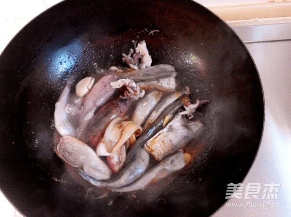 家炖<a href=/shicai/shuichanpin/DuoChunYu/index.html target=_blank><u>多春鱼</u></a>的做法