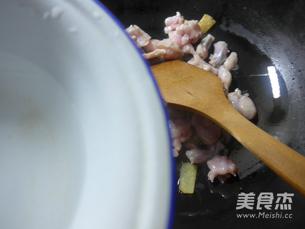 <a href=/shicai/shucai/SuanTai/index.html target=_blank><u>蒜薹</u></a>炒<a href=/shicai/shuichanpin/NiuWa/index.html target=_blank><u>牛蛙</u></a>的做法