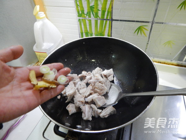 <a href=/shicai/shucai/WoSun/index.html target=_blank><u>莴笋</u></a>炒骨肉的做法