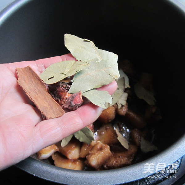 <a href=/shicai/shucai/BaiCaiGeng/index.html target=_blank><u><a href=/shicai/shucai/BaiCai/index.html target=_blank><u>白菜</u></a>梗</u></a>子焖肉的做法