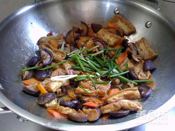 <a href=/shicai/shucai/XiangGu/index.html target=_blank><u>香菇</u></a>烧<a href=/shicai/mimian/DouFu/index.html target=_blank><u>豆腐</u></a>的做法