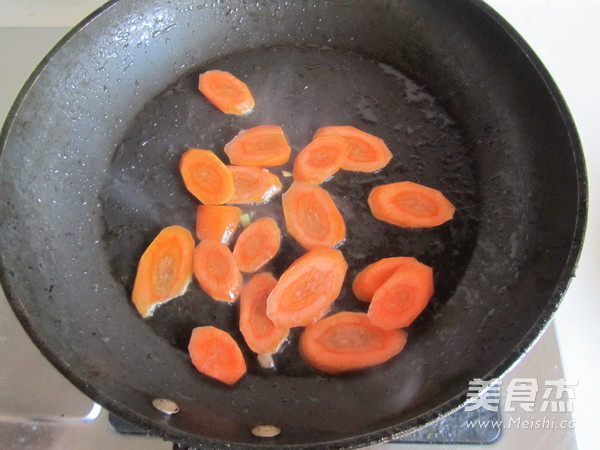 干锅<a href=/shicai/shucai/TuDou/index.html target=_blank><u>土豆</u></a>片的做法
