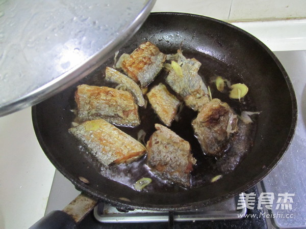 剁椒<a href=/shicai/shucai/YuTou/index.html target=_blank><u>芋头</u></a>烧<a href=/shicai/shuichanpin/DaiYu/index.html target=_blank><u>带鱼</u></a>的做法