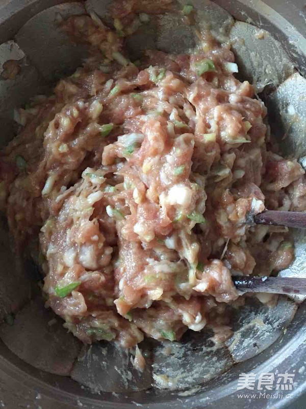 <a href=zt/hsszt target=_blank><u>红烧狮子头</u></a>的做法