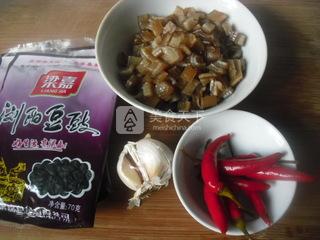 <a href=/shicai/diaoweipin/DouChi/index.html target=_blank><u>豆豉</u></a><a href=/shicai/rouqin/ZhuRou/index.html target=_blank><u>猪肉</u></a>皮