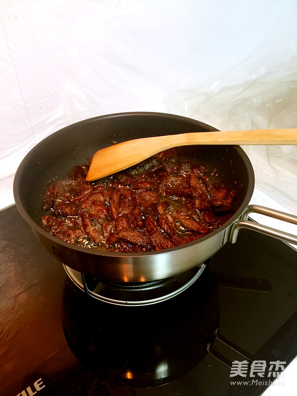 自制美味<a href=/shicai/rouqin/NiuRou/index.html target=_blank><u>牛肉</u></a>干的做法